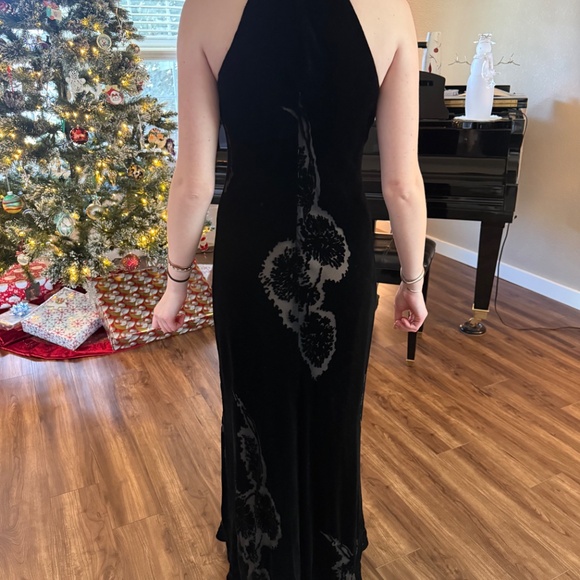 Black Velvet sleeveless gown - Picture 2 of 5